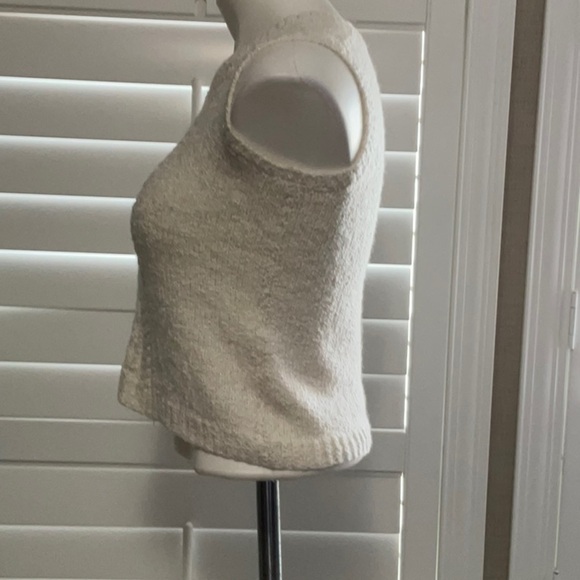 Sleeveless Sweater - Picture 4 of 4